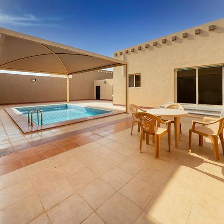 Mirada Gold Jizan - Resort & Private Pools Esterno foto A swimming pool in a villa in Al Reef, Abu Dhabi